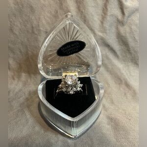 NWOT Beautiful Ring Made With Swarovski Crystal Size 6.25  #1322